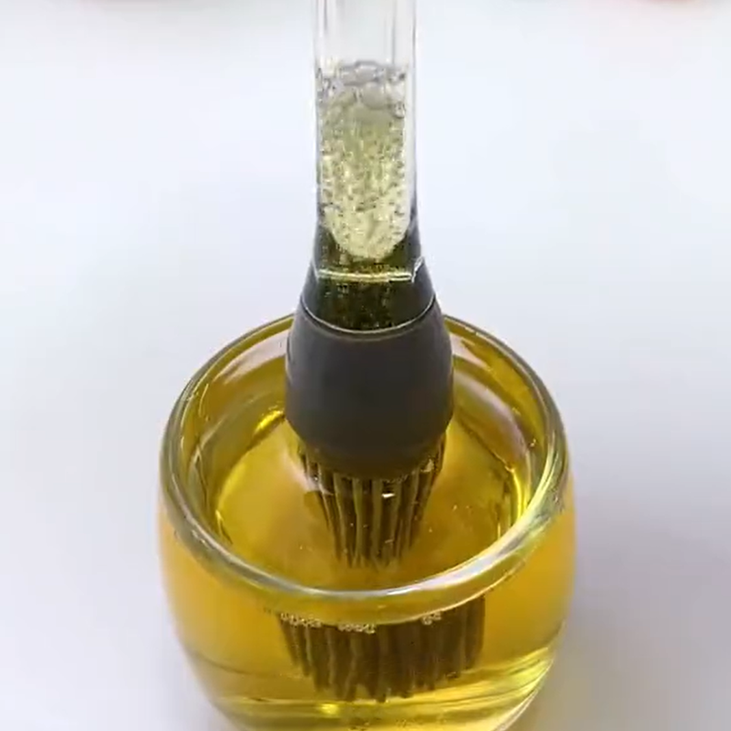 Automatic silicone suction oil brush