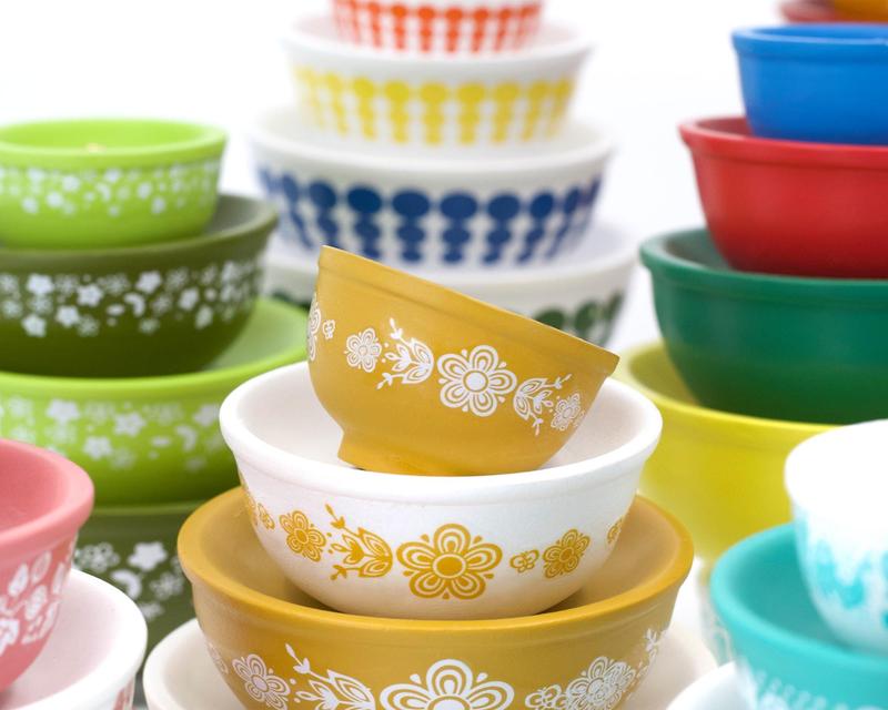 Miniature Pyrex-Inspired Mixing Bowls – Stackable Vintage Kitchen Display